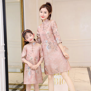 Mère et Fille en Robe Traditionnelle Rose