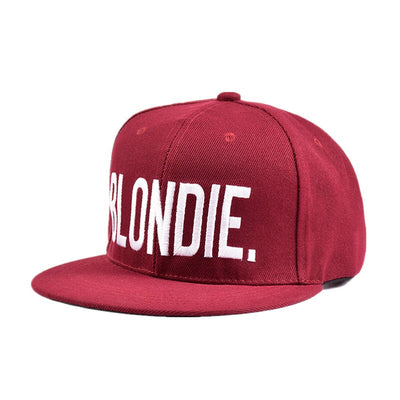 Couple Blonde Brun Casquette Rouge - Matchingmood