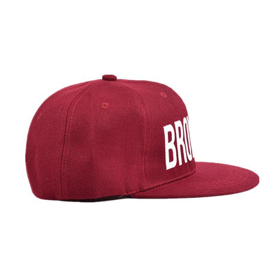 Couple Blonde Brun Casquette Rouge - Matchingmood