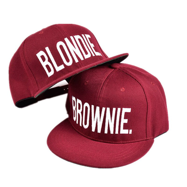 Couple Blonde Brun Casquette Rouge - Matchingmood